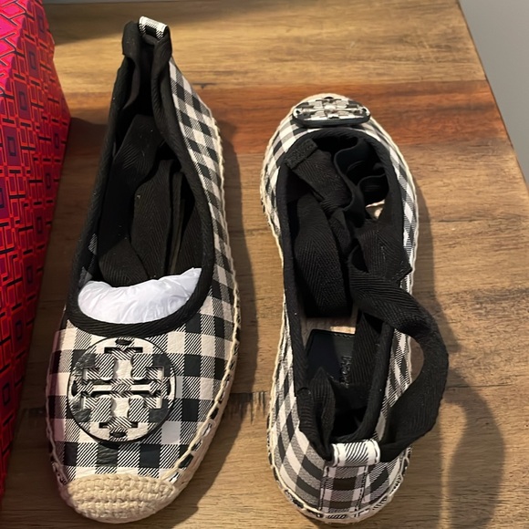 Never worn, tory burch tie up gingham flats. Size 8 - Picture 3 of 4